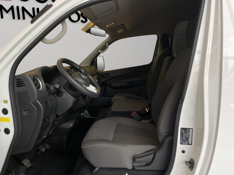Nissan Comerciales Urvan Panel 4 pts. Amplia, TM5, a/ac. 2024